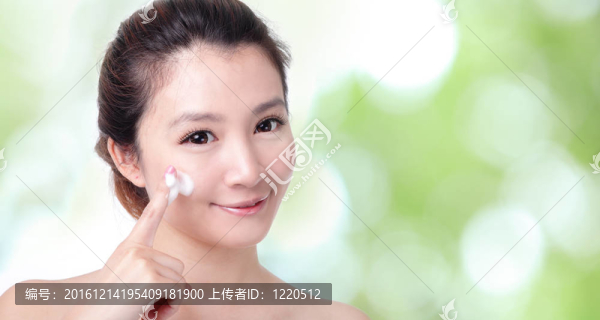 女人用綠色泡沫洗臉