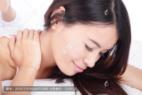 亞洲女孩在床上觸摸肩膀