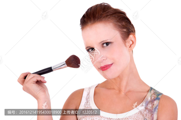 美麗和快樂的中年womanbeautiful快樂中年用化妝刷。白色背景孤立