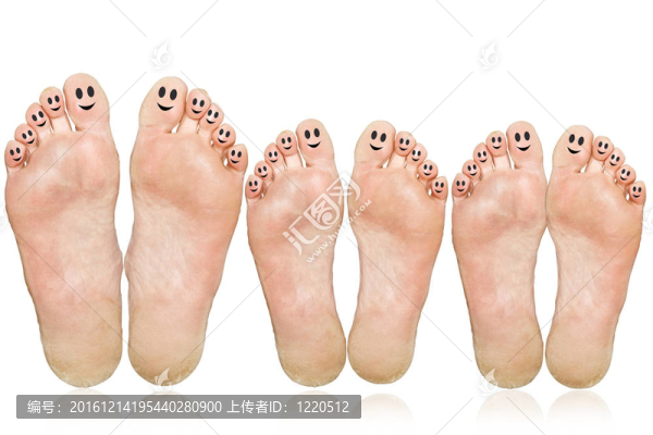 微笑。大大小小的腳