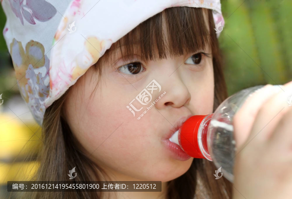女孩的飲用水