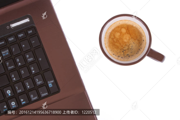 筆記本電腦附近的咖啡杯