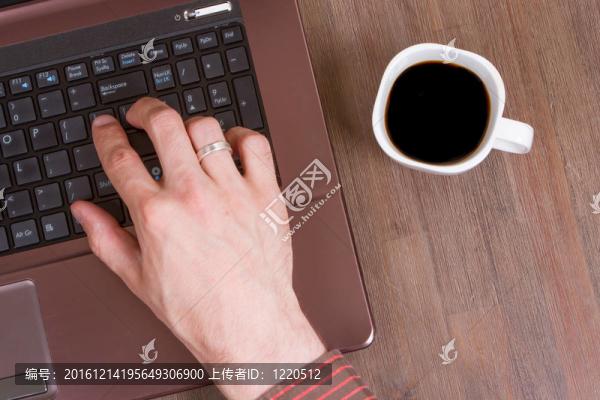 咖啡和筆記本電腦