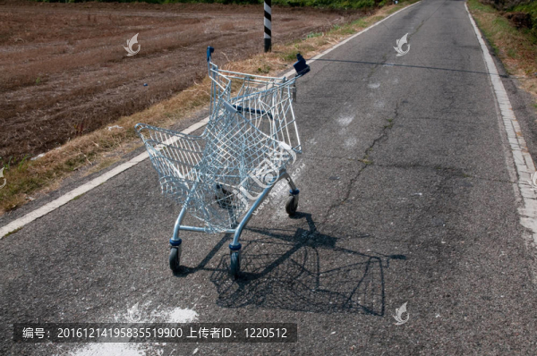 街頭購物中破碎的購物車