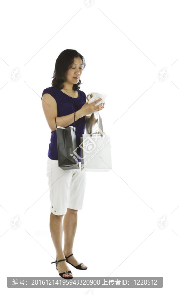 攜帶購物袋的婦女