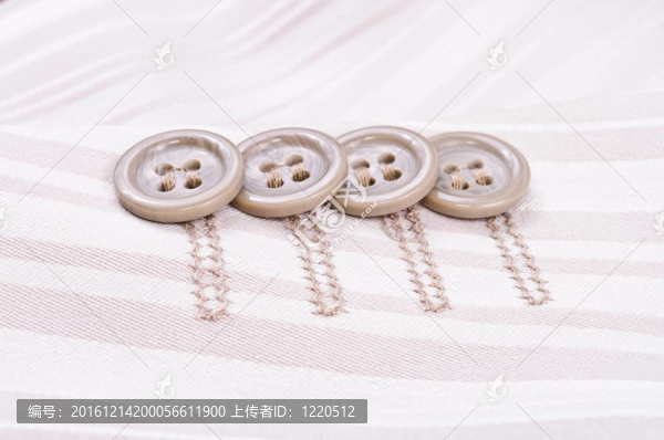 夾克袖子上的紐扣