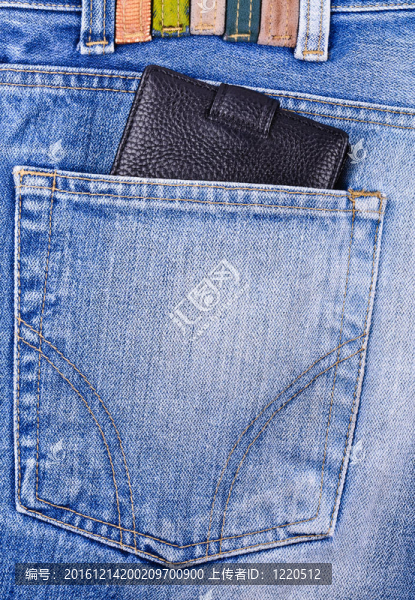 牛仔褲口袋里的錢包