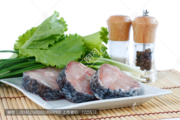 新鮮生魚片用香草和香料盤