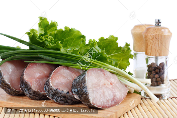 新鮮生魚片配香草和香料