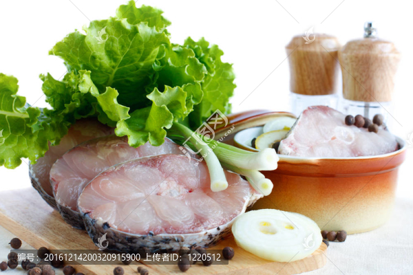 新鮮生魚魚片配香草；洋蔥和香料