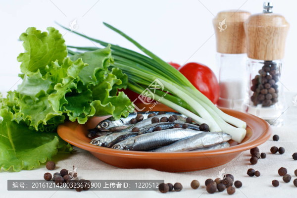 一盤香草鯷魚；西紅柿和辣