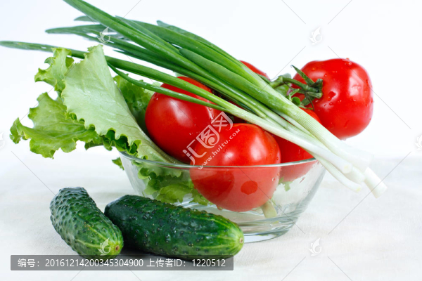 新鮮番茄；黃瓜；生菜；沙拉碗中的大蔥