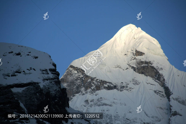 黎明的雪峰