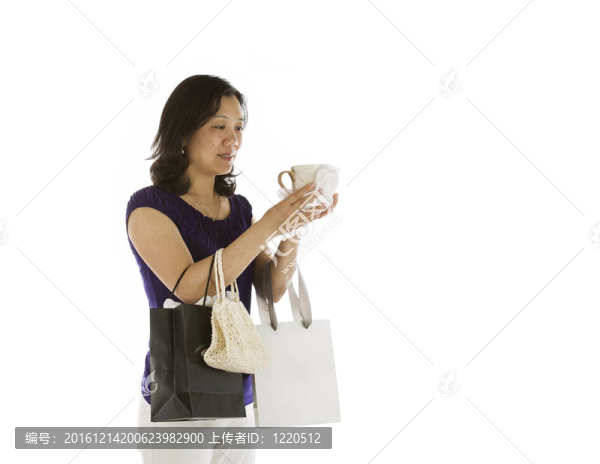 婦女檢查新咖啡杯