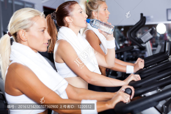 女子騎車喝水