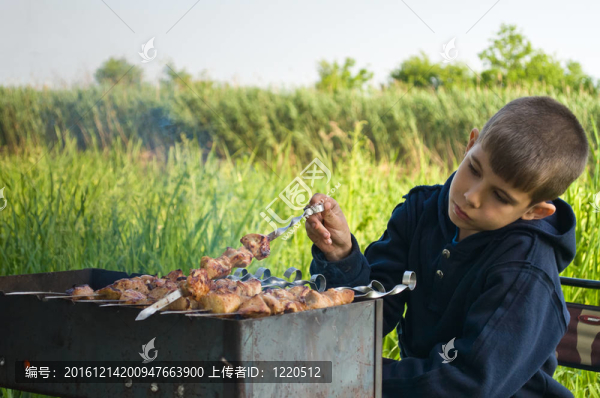 這個(gè)男孩正準(zhǔn)備烤肉