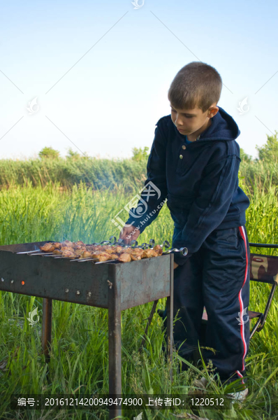 這個(gè)男孩正準(zhǔn)備烤肉