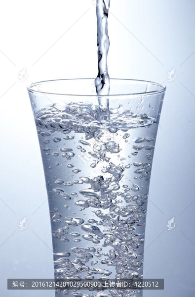 把干凈的水倒入一個玻璃杯