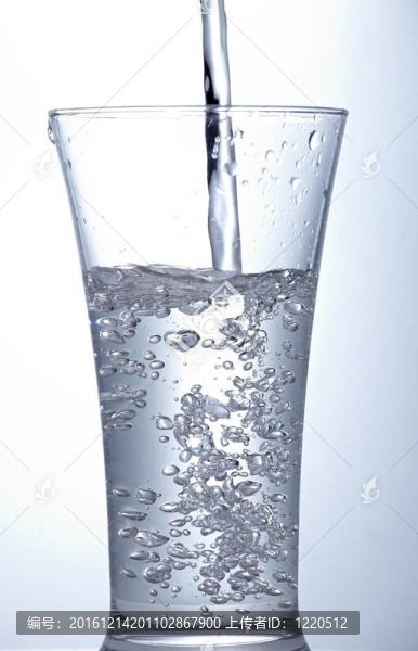 把干凈的水倒入一個玻璃杯