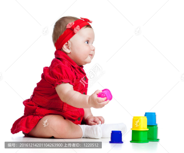 有趣的小孩玩杯子玩具；孤立的白色