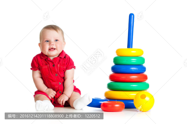 小女孩玩白色背景上孤立的大玩具