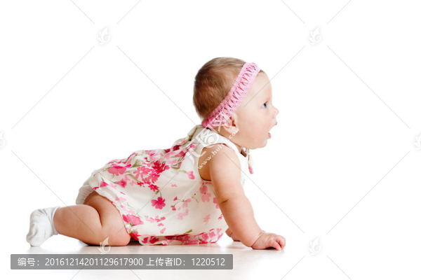 漂亮女孩在地板上爬行的側(cè)面圖