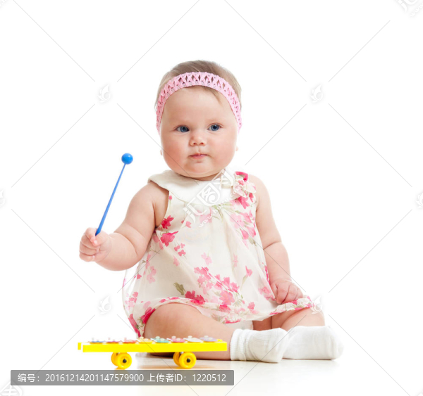 小女孩玩音樂(lè)玩具