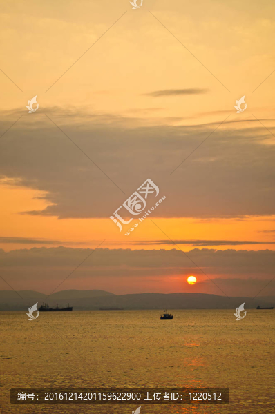 日落下在海里游泳的小船