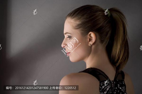 一個(gè)長(zhǎng)頭發(fā)的女孩的肖像。