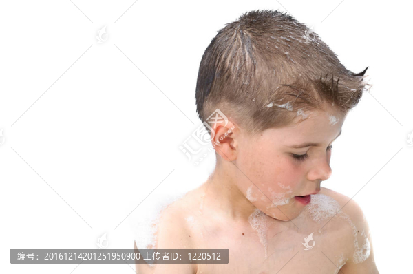 一個男孩在浴缸里游泳