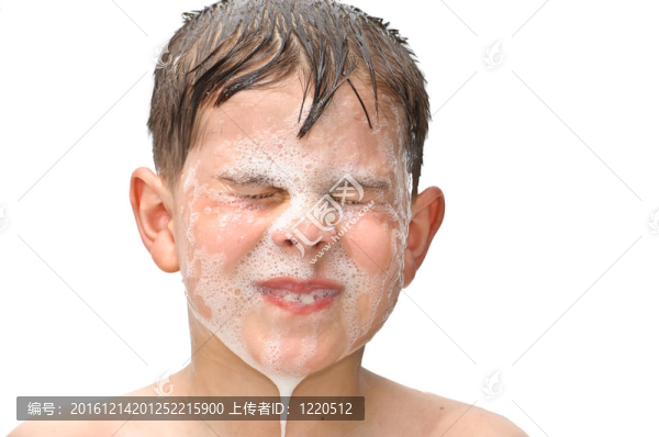 一個(gè)男孩在浴缸里游泳
