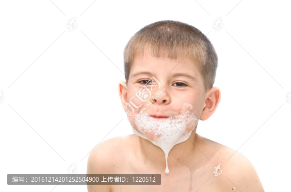 一個(gè)男孩在浴缸里游泳