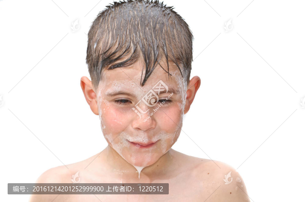 一個男孩在浴缸里游泳