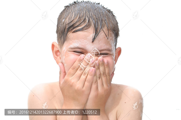 一個男孩在浴缸里游泳