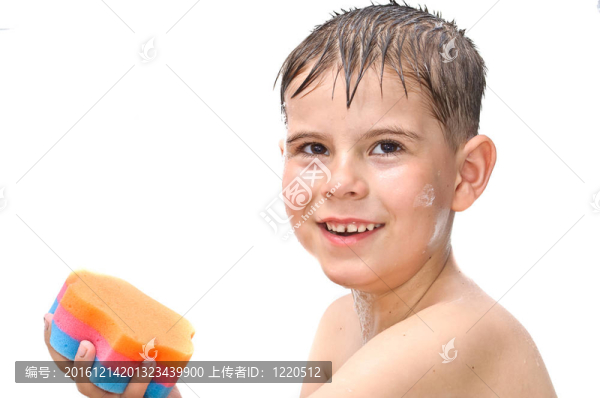 一個男孩在浴缸里游泳