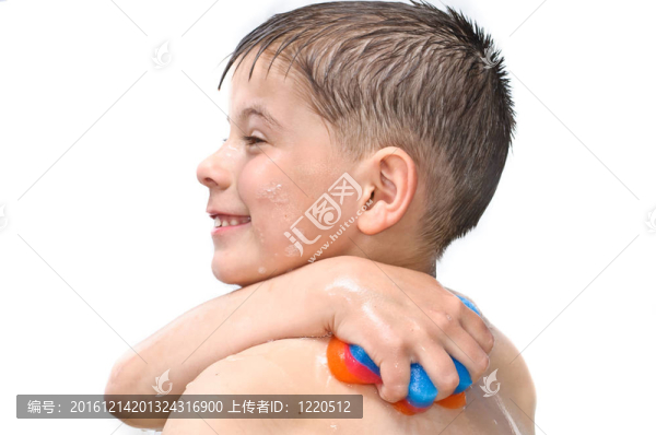 一個(gè)男孩在浴缸里游泳