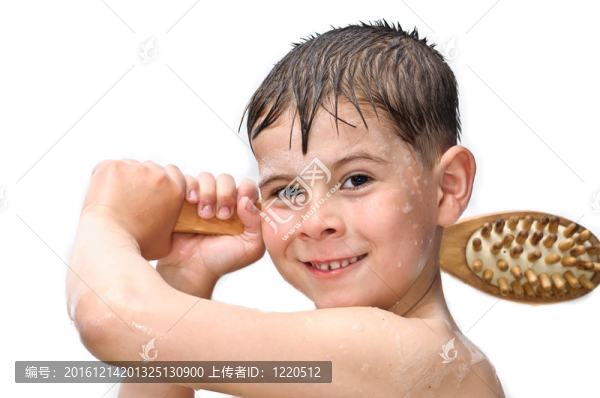 一個男孩在浴缸里游泳