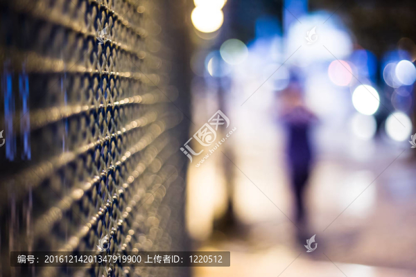 神秘的夜城；模糊的身影與籬笆
