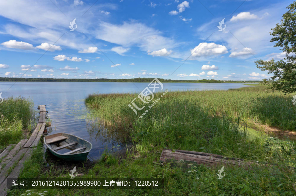 夏季湖風(fēng)景與木橋和船