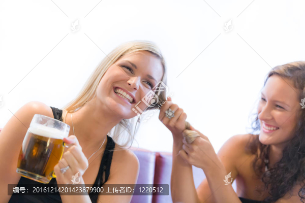 兩個(gè)女孩在餐館里喝啤酒