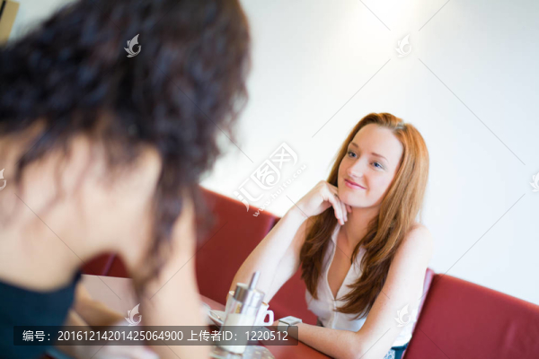 兩位女性朋友坐在餐廳