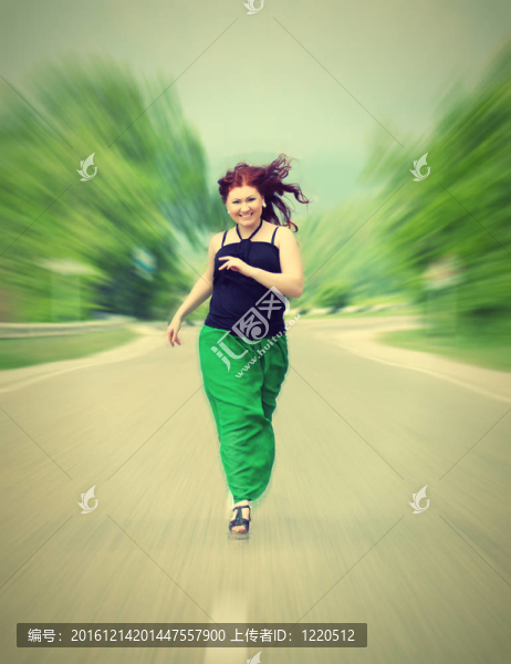 快樂；快樂的女孩在路上奔跑