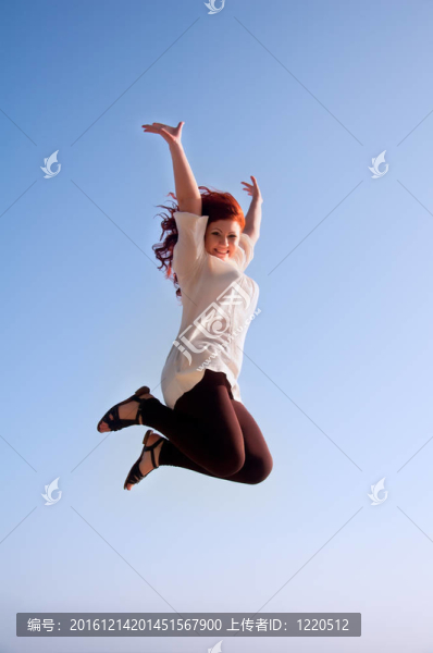 快樂(lè)快樂(lè)的女孩；在天空中自由的跳躍