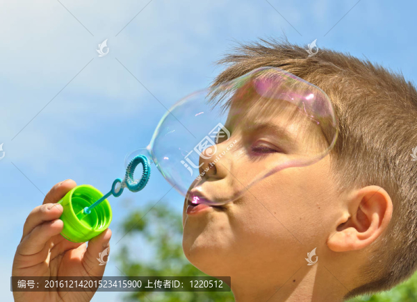 一個小男孩吹泡泡