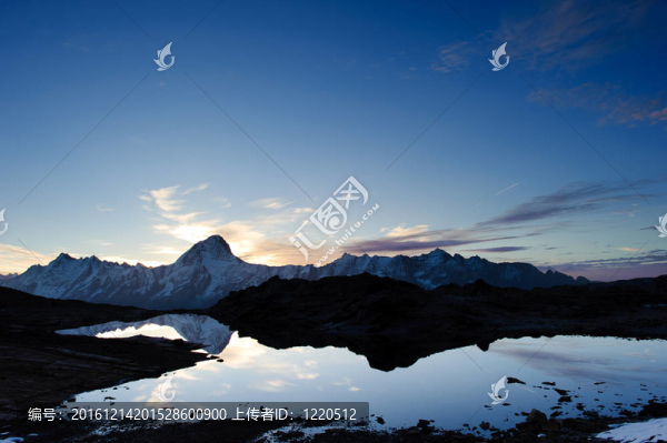 bietschorn山峰日出反射在小湖泊；Lo