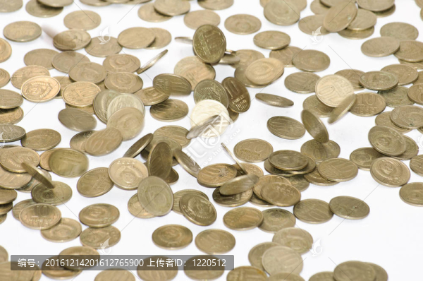 硬幣落在桌子上