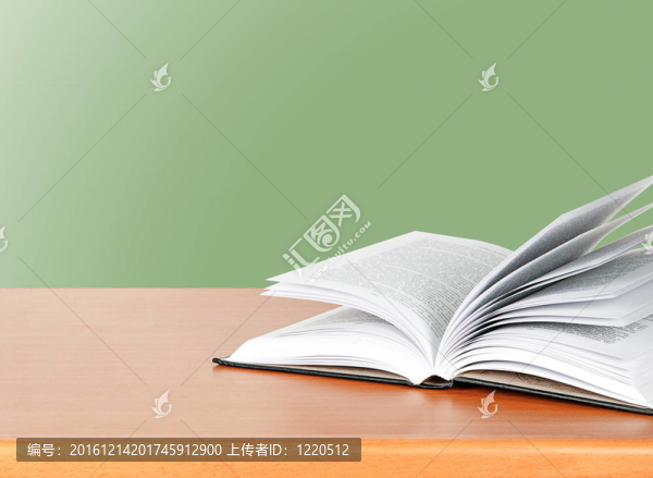 桌上打開書