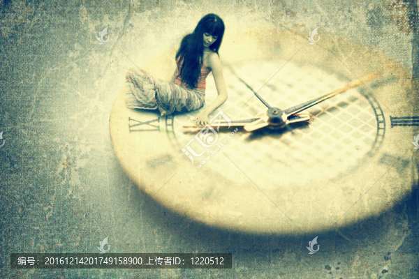 帶鐘面的女人