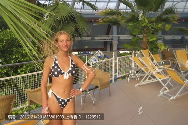 穿泳裝的年輕女孩
