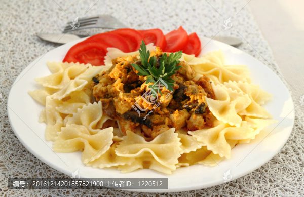 用雞肉和蘑菇燉Farfalle